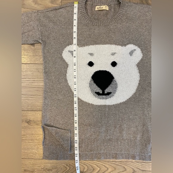 Hollister Cotton Blend Oatmeal Colour Sweater with Polar Bear Design Size M - Picture 6 of 11
